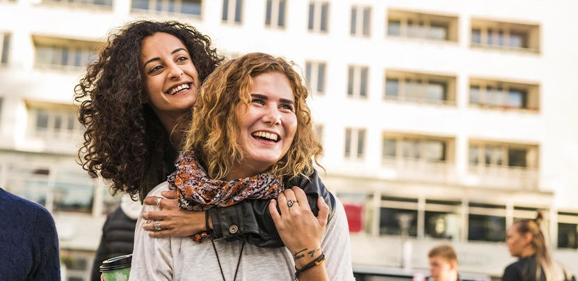 Pareja abrazada en destino Alemania. Teduca estudios en el exterior.