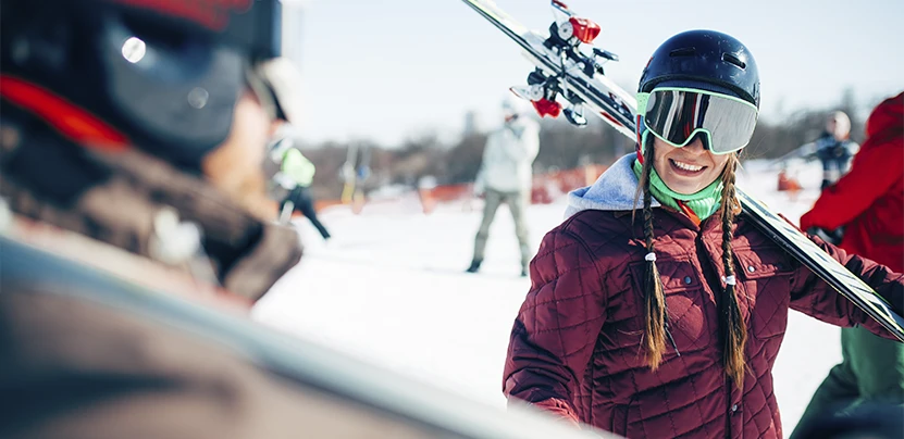 Pareja esquiando en destino Canadá, Teduca estudios en el exteripor.