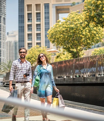 Pareja de compras en destino Dubái. Teduca estudios en el exterior.