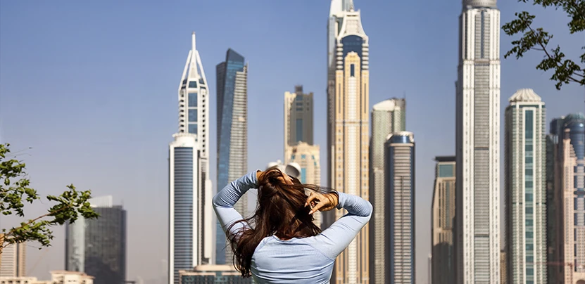 Mujer de espalda en Destino Dubái. Teduca estudios en el exterior.