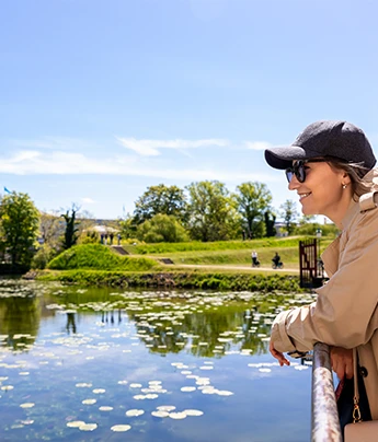 Mujer observando un lago en destino Irlanda. Teduca estudios en el exterior.
