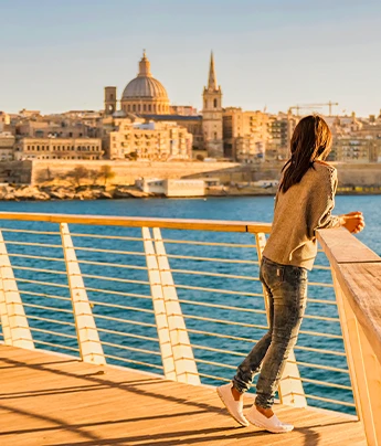Mujer observando el mar en destino Malta. Teduca estudios en el exterior.