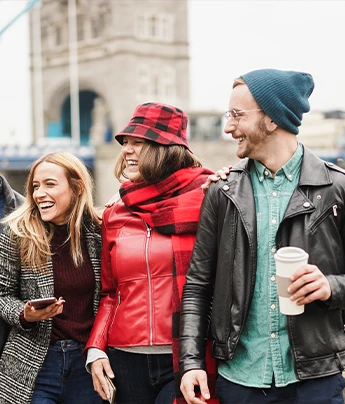 Grupo de amigos en destino Reino Unido. Teduca estudios en el exterior.