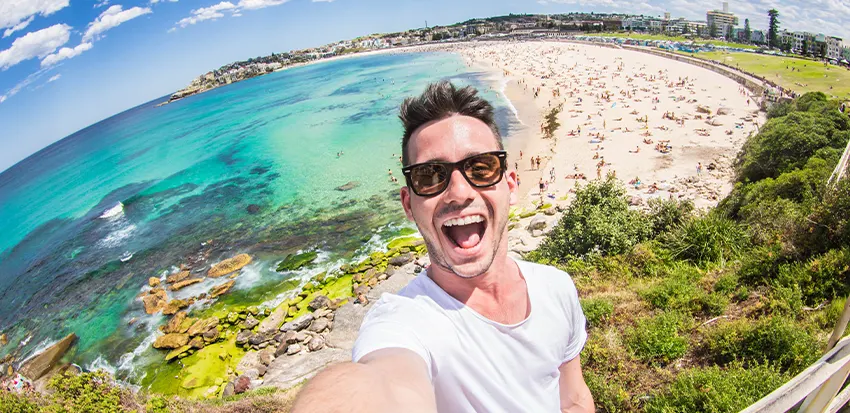 Hombre feliz en Australia, Teduca estudios en el exterior