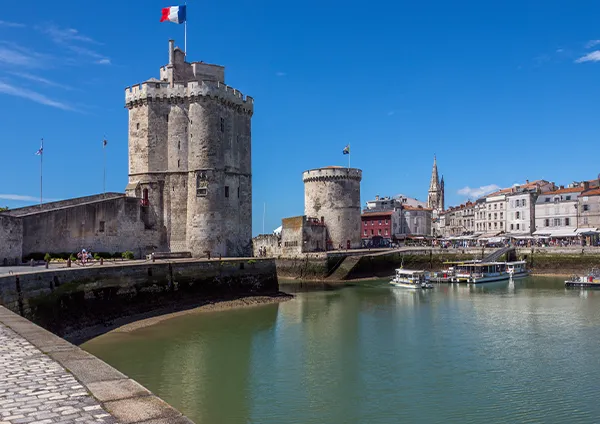 Destino la Rochelle, Francia. Teduca estudios en el exterior.