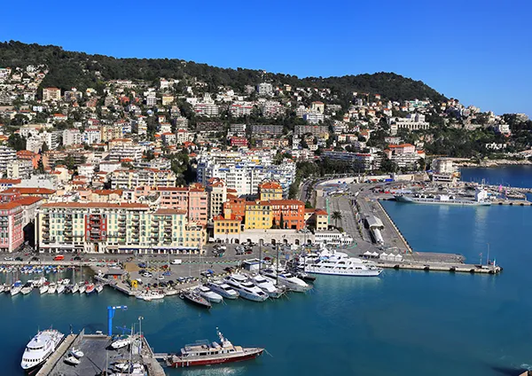 Destino Niza, Francia. Teduca estudios en el exterior.