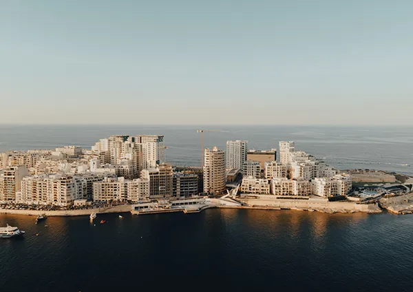 Destino Silema, Malta. Teduca estudios en el exterior.