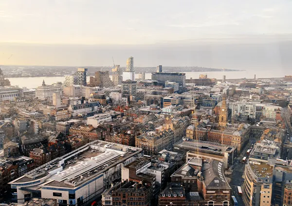 Destino Liverpool, Reino Unido. Teduca estudios en el exterior.